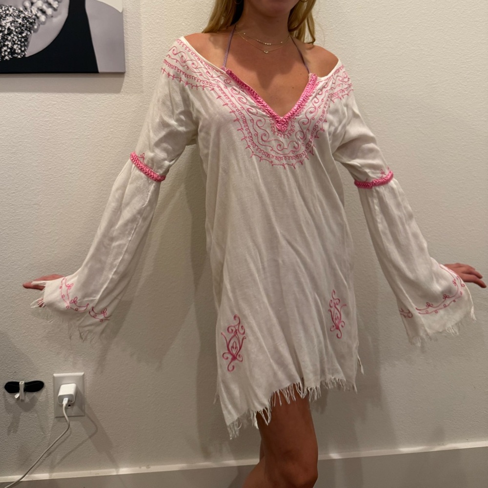 Chic White Tunic with Pink Embroidery
